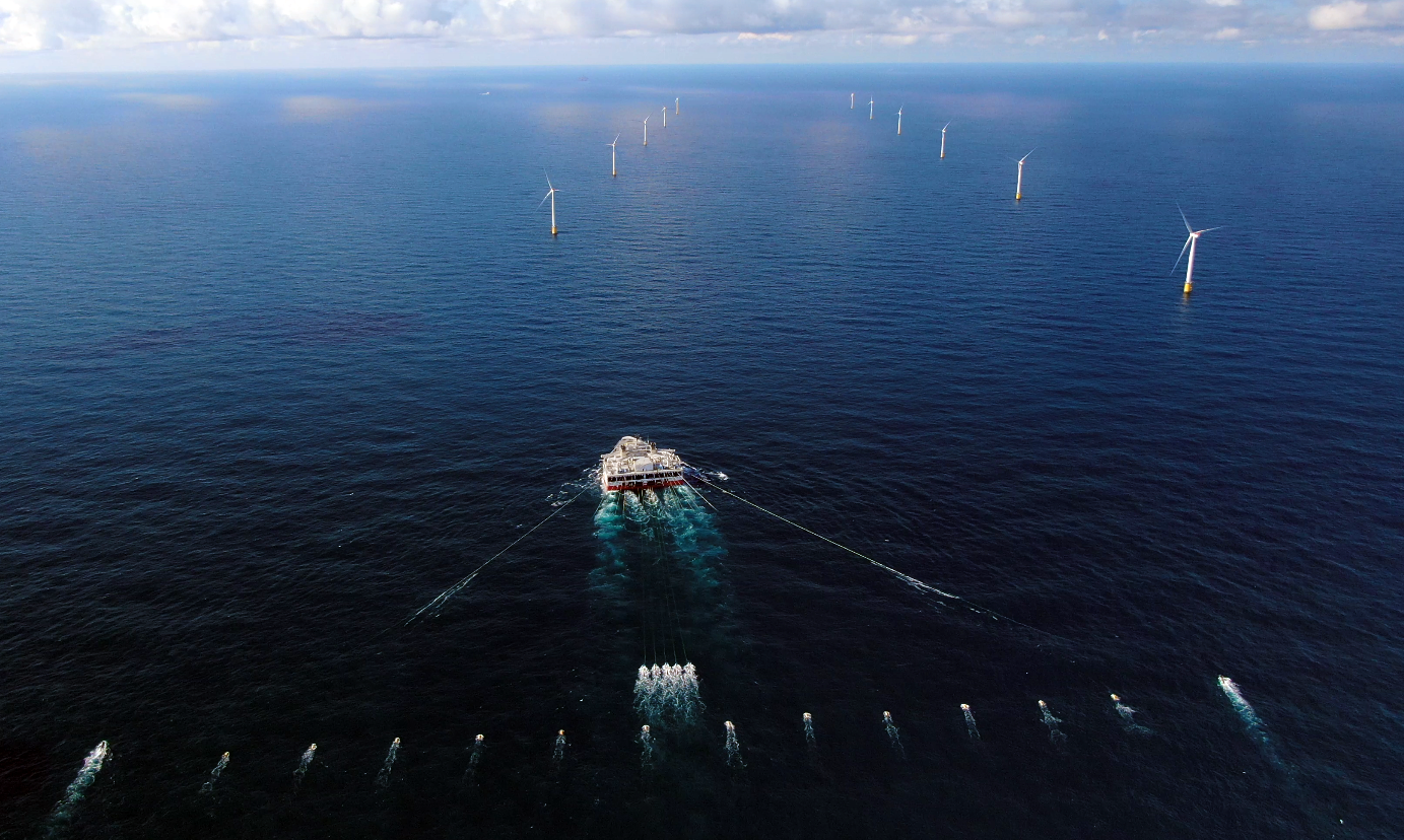 Ramform Atlas close to the Hywind Tampen windfarm - WEB 2 Ramform Atlas close to the Hywind Tampen windfarm - WEB 2